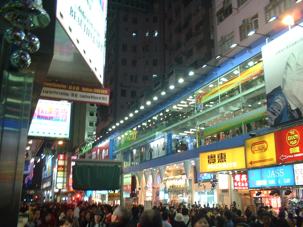 Causeway Bay Hong Kong shopping crowd
